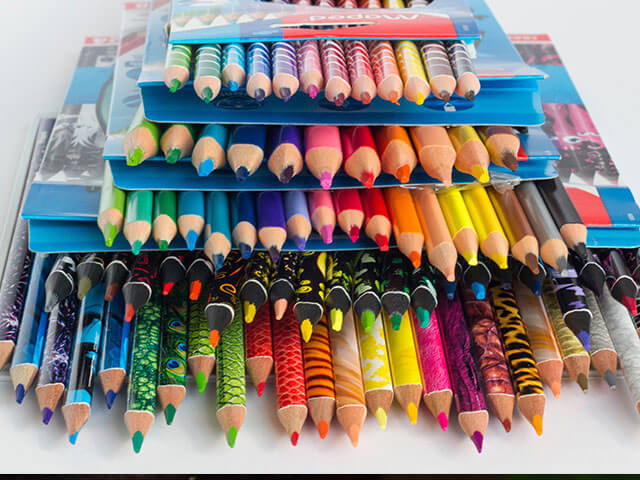 Різні типи олівців у пакунках