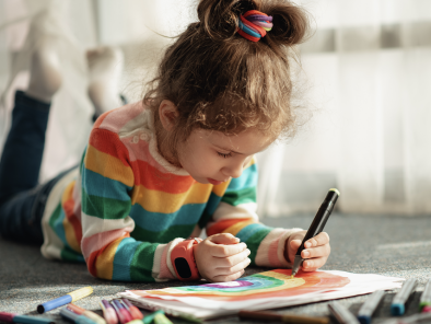 Kredki dla dzieci od 2 lat – jak wybrać pierwsze kredki?